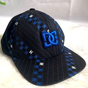 Mens DC black blue logo flexfit hat